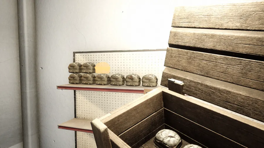 Balda con producto colocado y una caja de madera al lado
